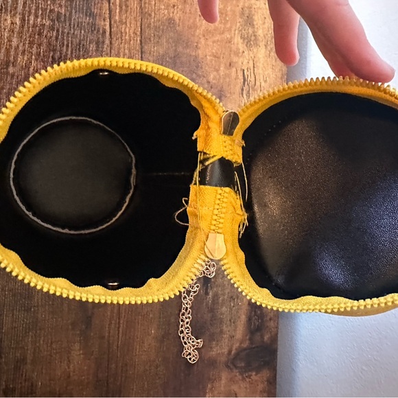 Yellow Popcorn Bucket Women’s Crossbody Bag with Gold Chain Strap NWOT - Picture 9 of 9